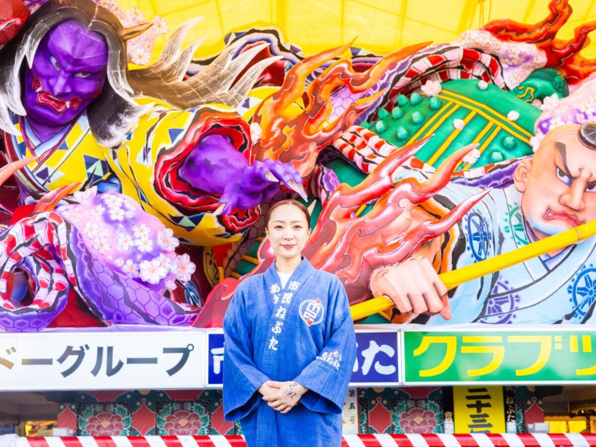 大型ねぶたの前に立つねぶた師の北村麻子さん
