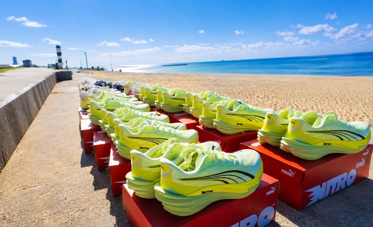 須磨海岸に並べられた最新ランニングシューズ