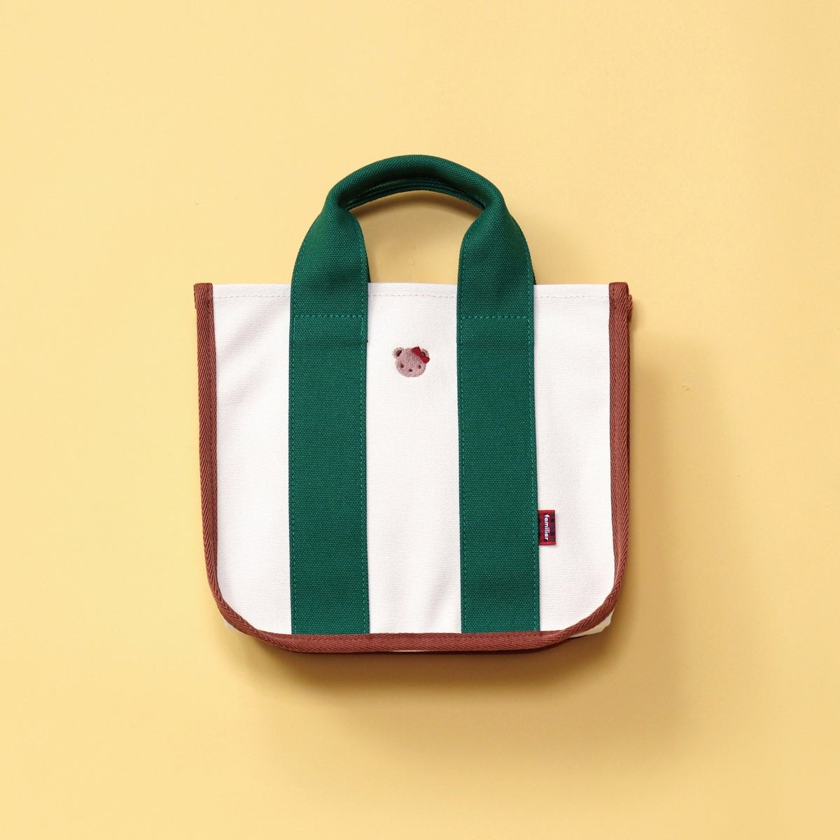 グリーンの持ち手とクマの刺繍が入ったファミリアの限定バッグ