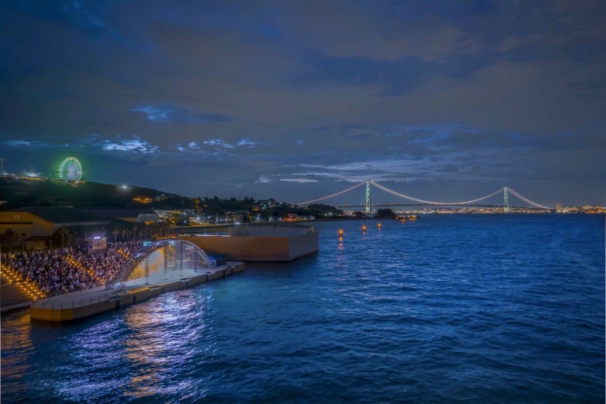 淡路島東海岸に浮かぶ海上ステージ