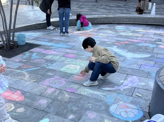 広場の地面に描かれたチョークアート