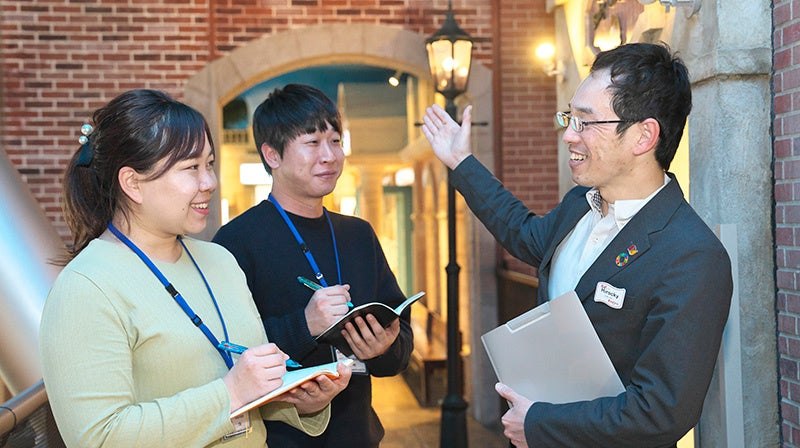 キッザニアで働く人に話を聞く学生のイメージ
