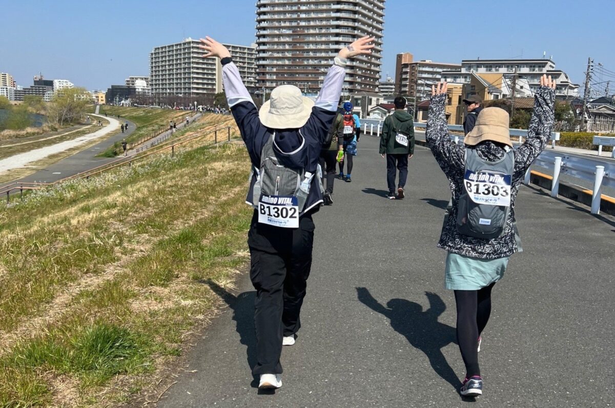 スカイウォークを歩く参加者