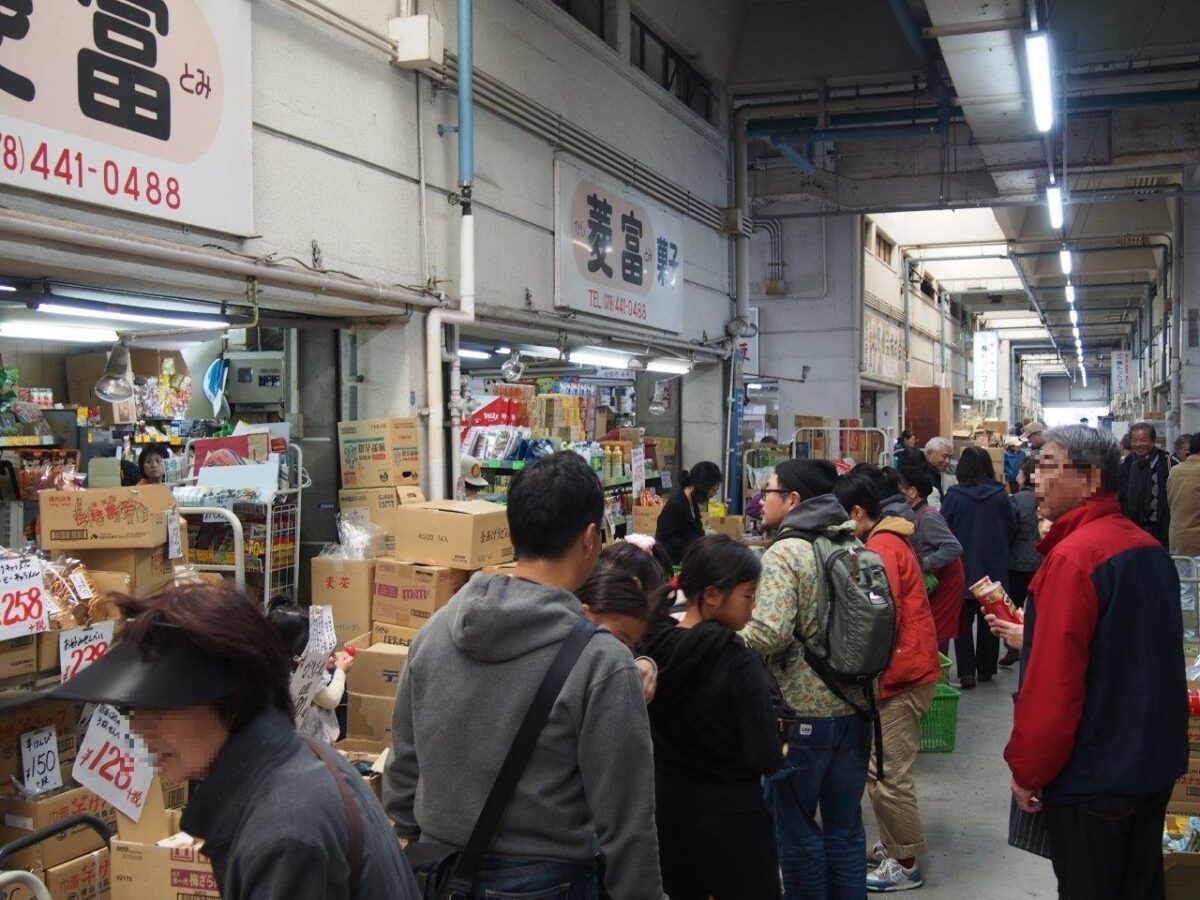 市場横丁まつりでにぎわう関連事業所棟