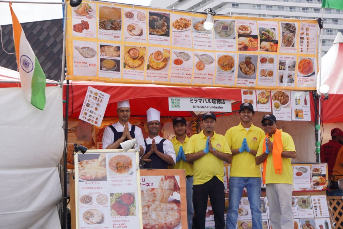 インディアメーラーのインド料理ブースに並ぶスタッフ