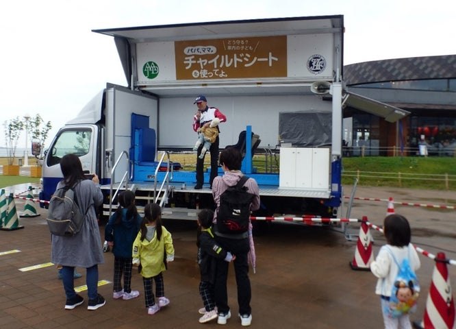 チャイルドシート効果実演車での衝突実験