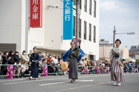 お城通りを進む赤穂義士祭の忠臣蔵パレード