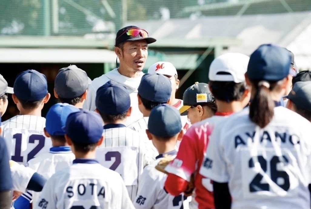 子どもたちに囲まれて話す鳥谷敬さん