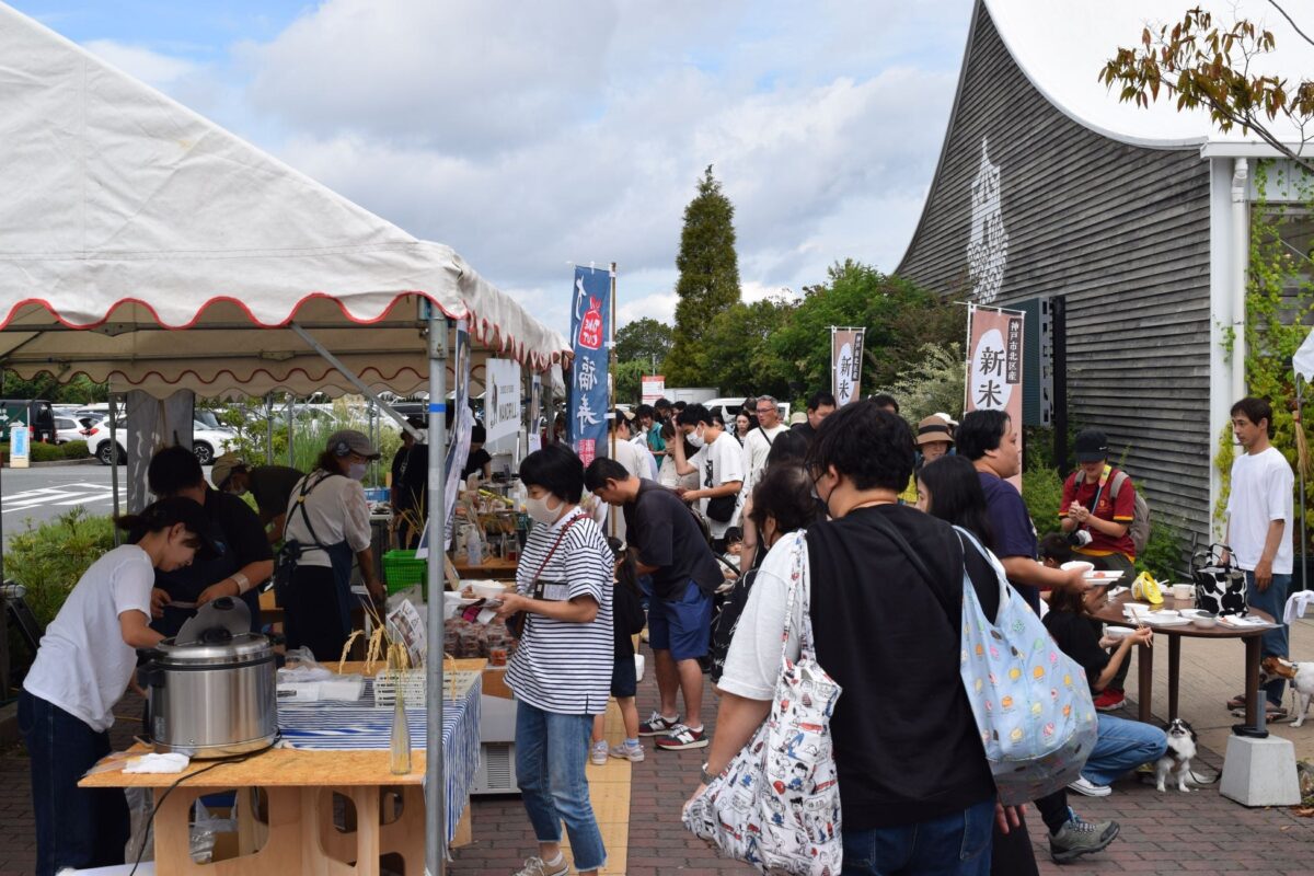 新米ののぼりが立つ米総動の会場