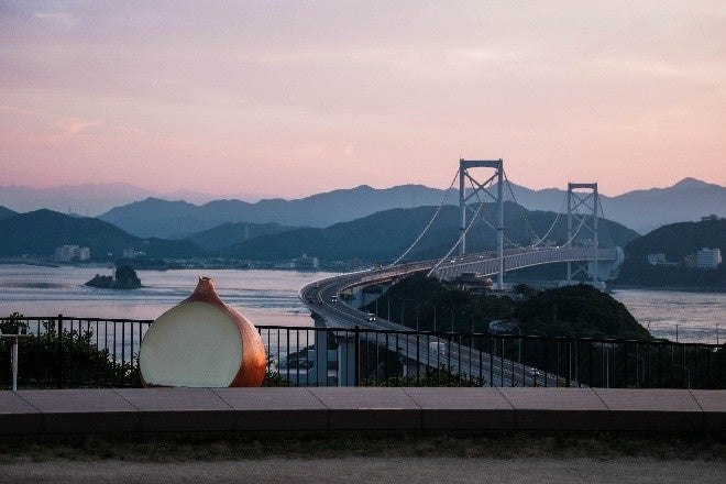 淡路島の大鳴門橋と夕日