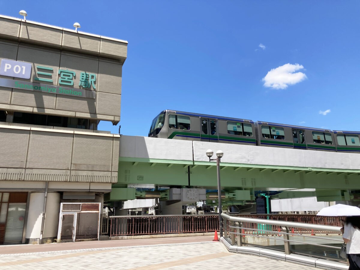 ポートライナー三宮駅と停車中の車両