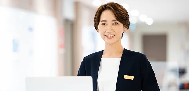 ショッピングセンターのインフォメーションスタッフ