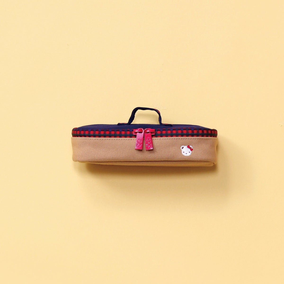 ファミリアチェックの持ち手とファスナーが付いた限定ポーチ