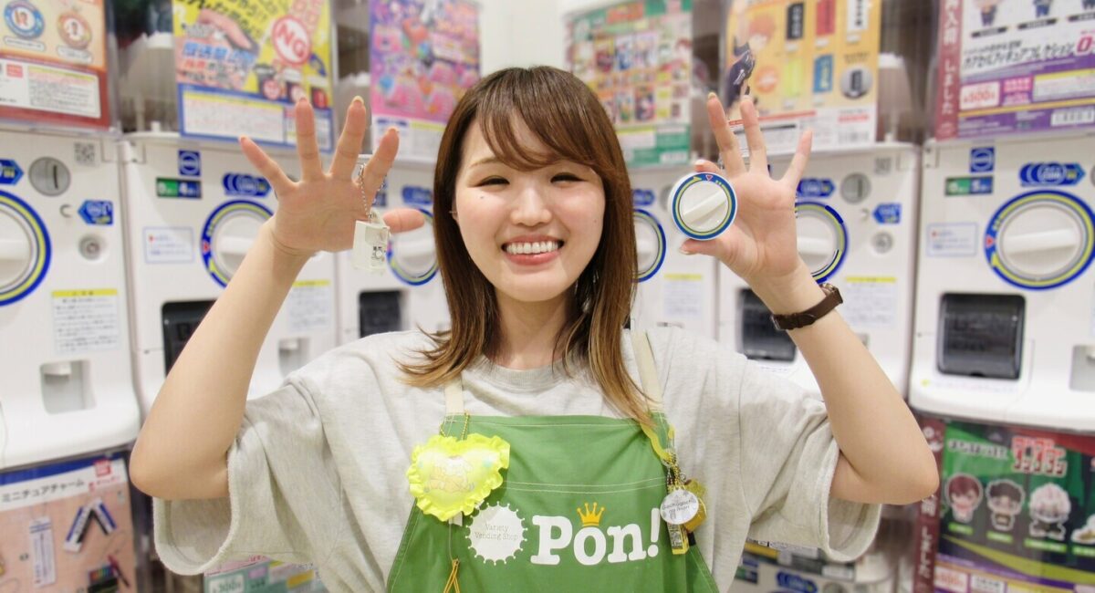 カプセルトイマシンの前に立つ『Pon! byガチャガチャの森』のスタッフ