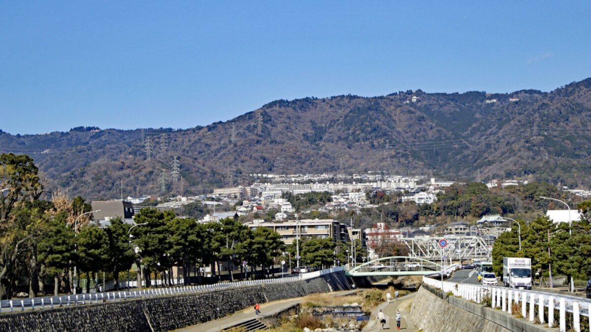神戸の市街地から望む六甲山