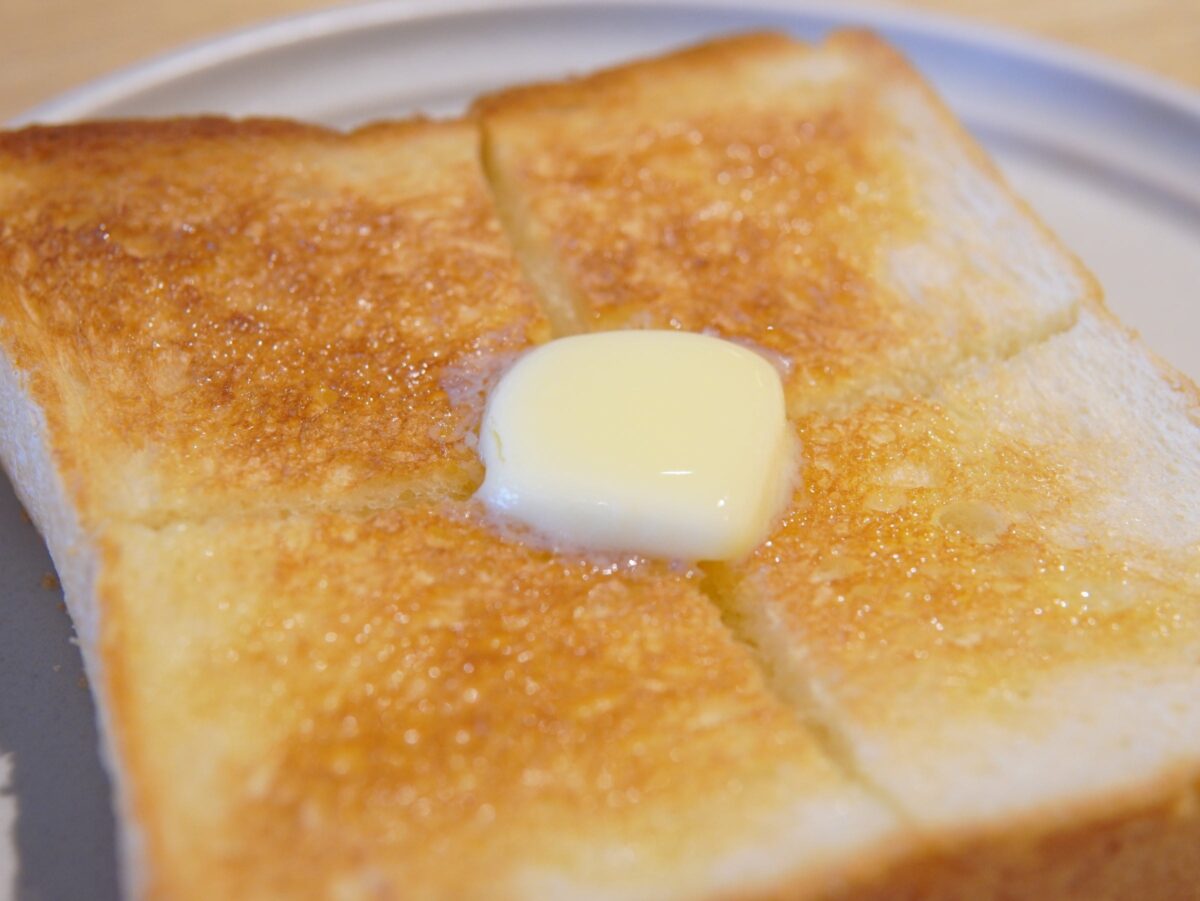 バターをのせたトースト
