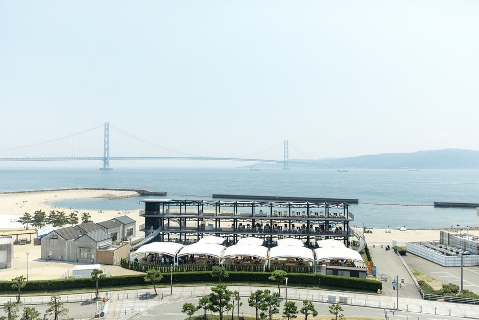 明石海峡大橋と淡路島を望む大蔵海岸に立つ3階建てのBBQサイト