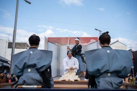 赤穂義士祭の山車で演じられる忠臣蔵の名場面