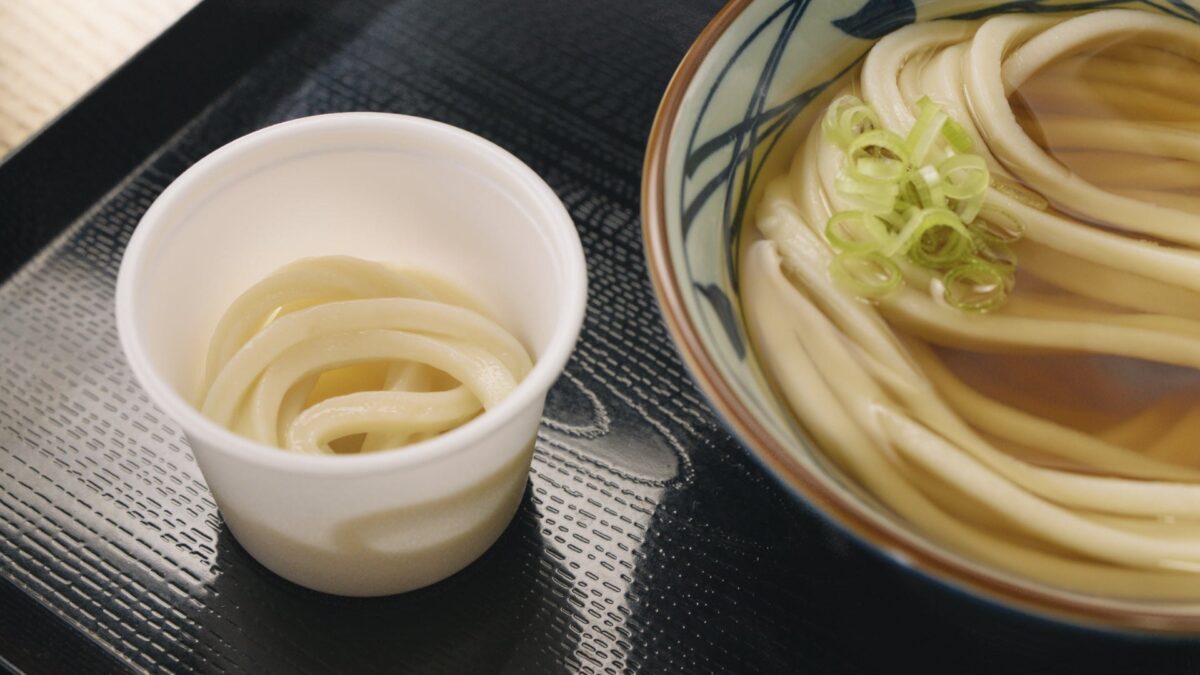 カップに入ったひと口うどんと注文したうどん一杯