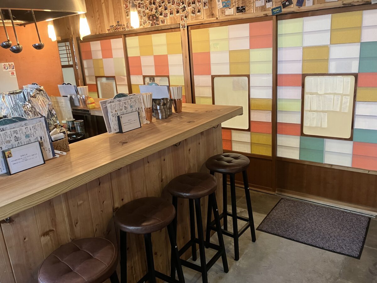 彩鶏の店内カウンター