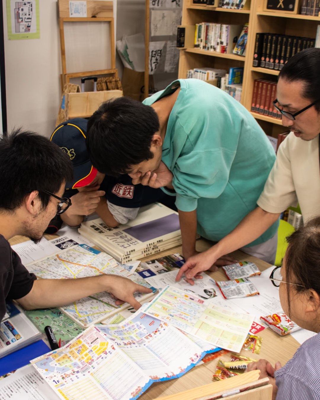 地図を囲んで話し合うまちラボの様子