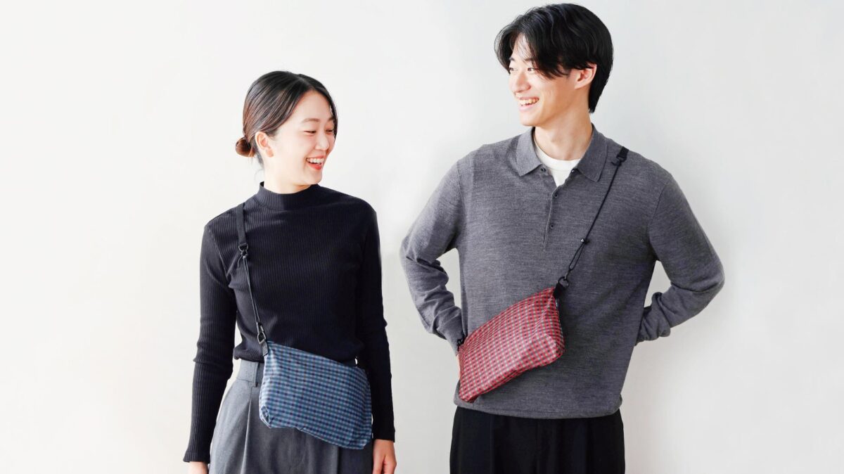 ファミリアチェックのポシェットを身につけた男女