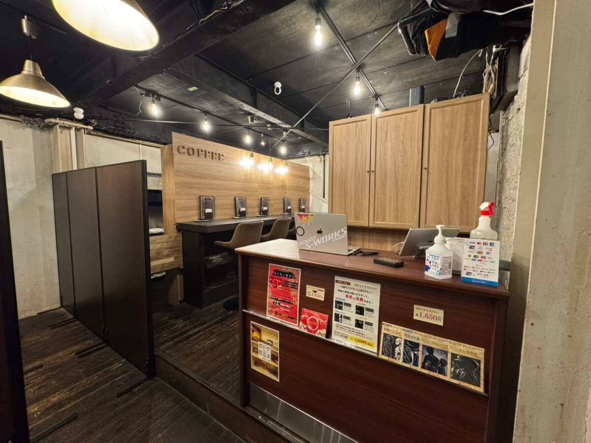 探偵キャンプの店内カウンター