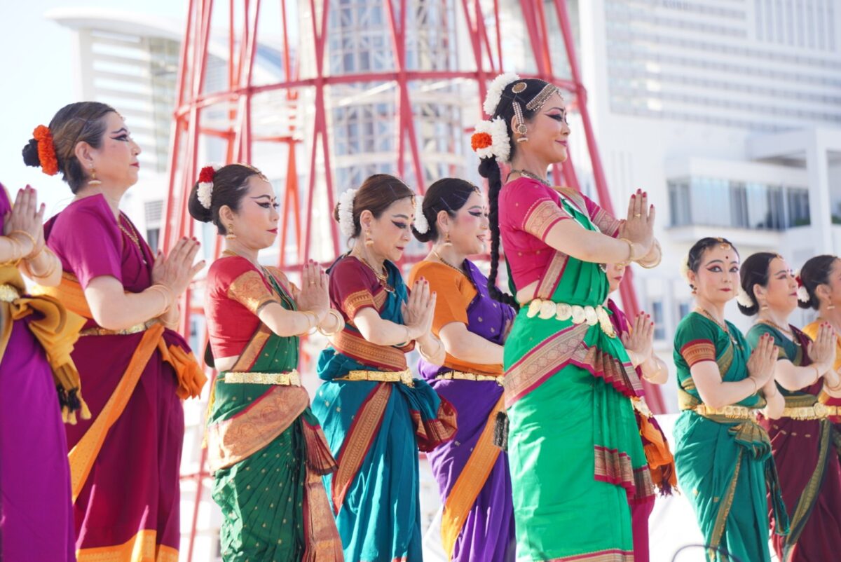 メリケンパークのステージで踊るインド古典舞踊のダンサーたち