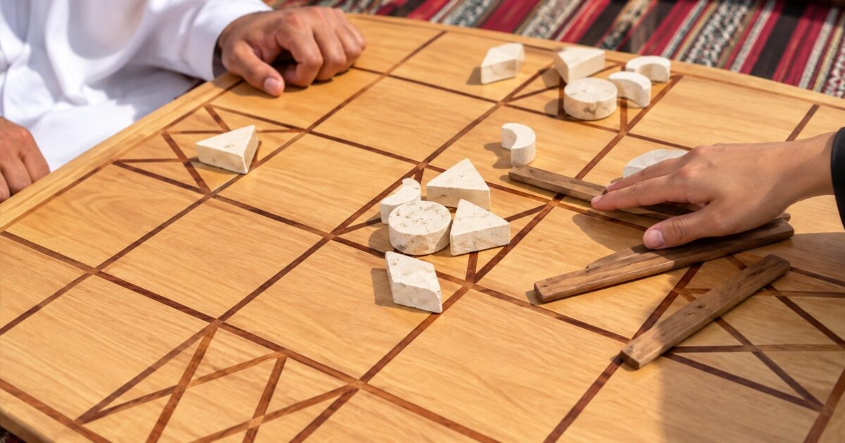 オマーンの伝統的なボードゲーム「ターブ」