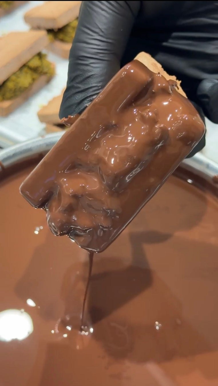 チョコレートでコーティングするドバイチョコティラミスメロンパン