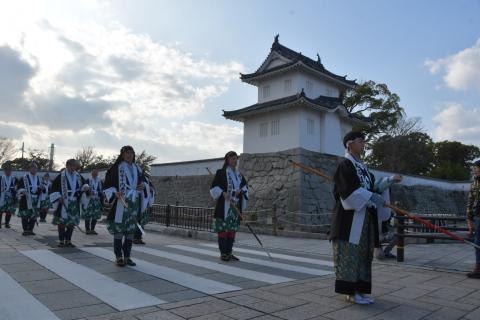 赤穂城跡の隅櫓前を歩く赤穂義士祭の行列