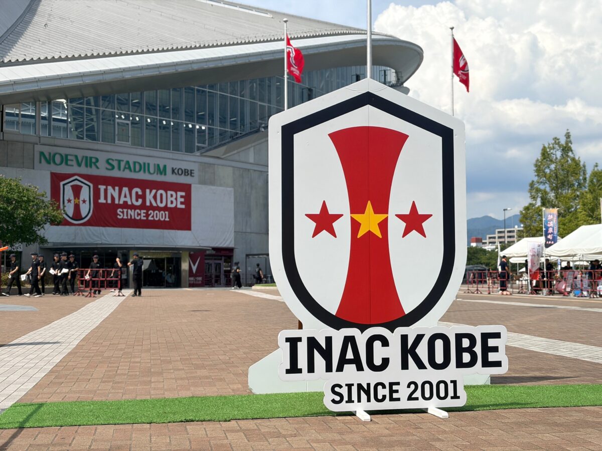 ノエビアスタジアム神戸に置かれたINAC KOBEのエンブレム