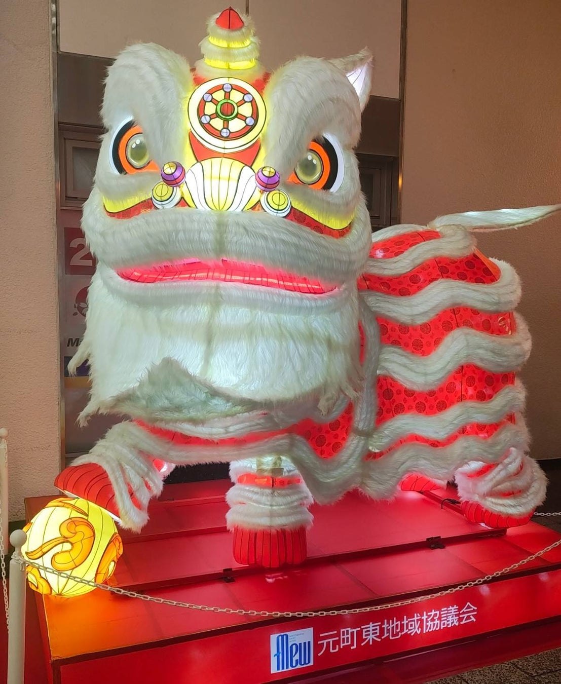 獅子舞の巨大ランタンオブジェ