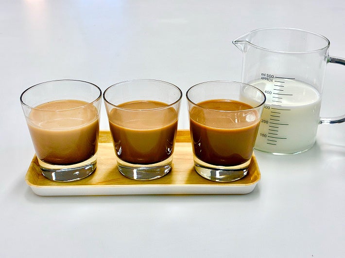 焙煎度の違うコーヒーで作った3杯のカフェオレと牛乳