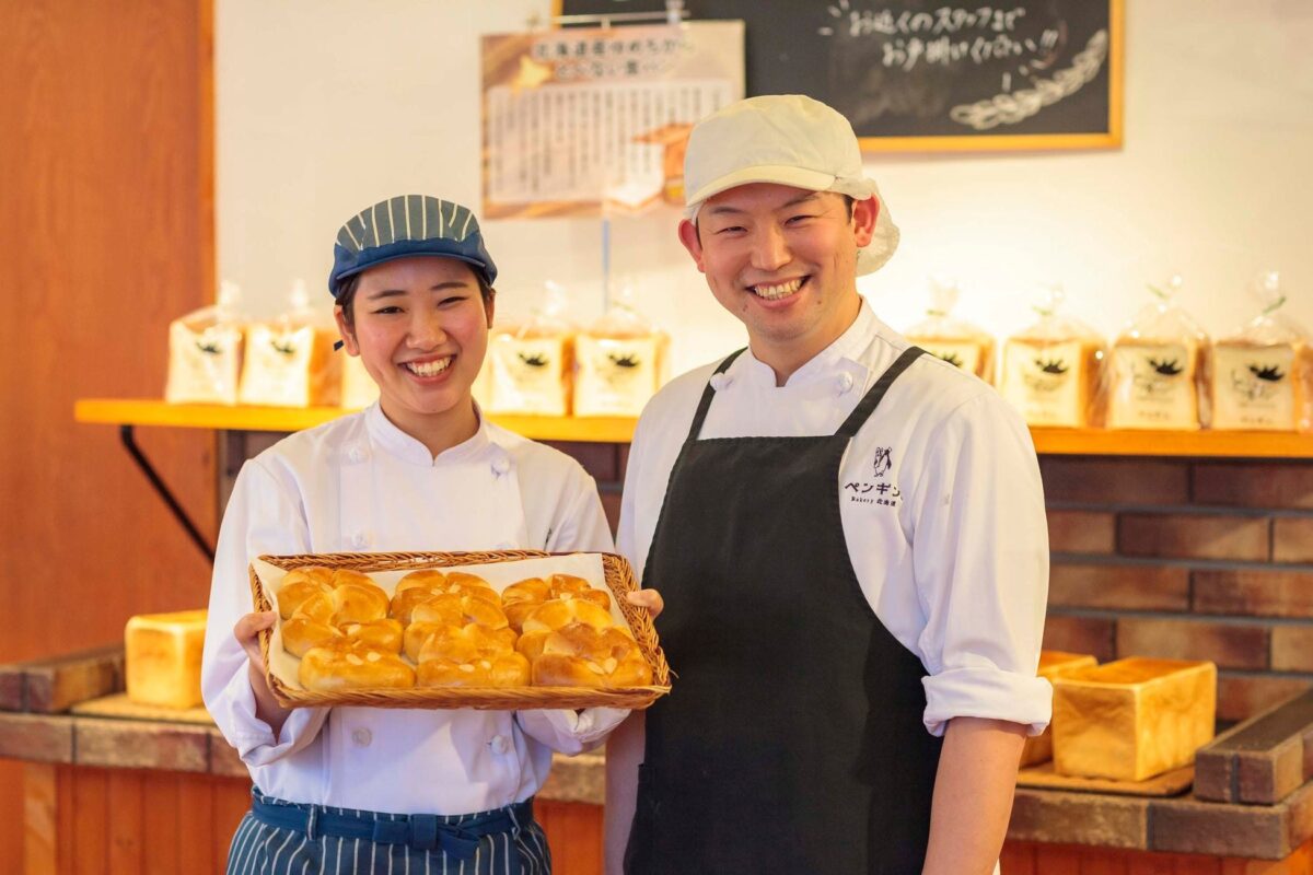 ペンギンベーカリーの店内と焼きたてパン