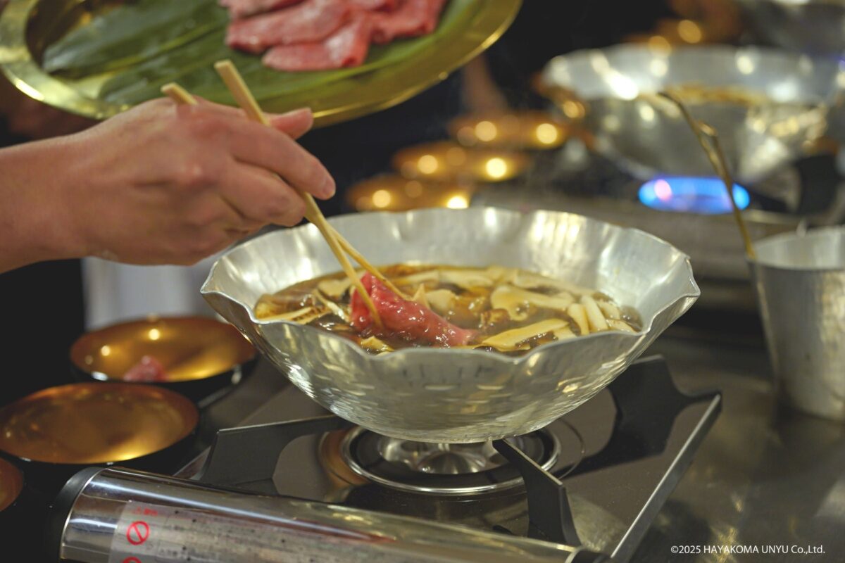 銀の鍋で和牛と木の子を炊く船上の日本料理