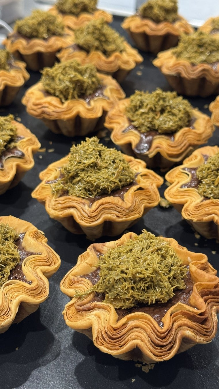 カダイフとピスタチオをのせたドバイチョコエッグタルト