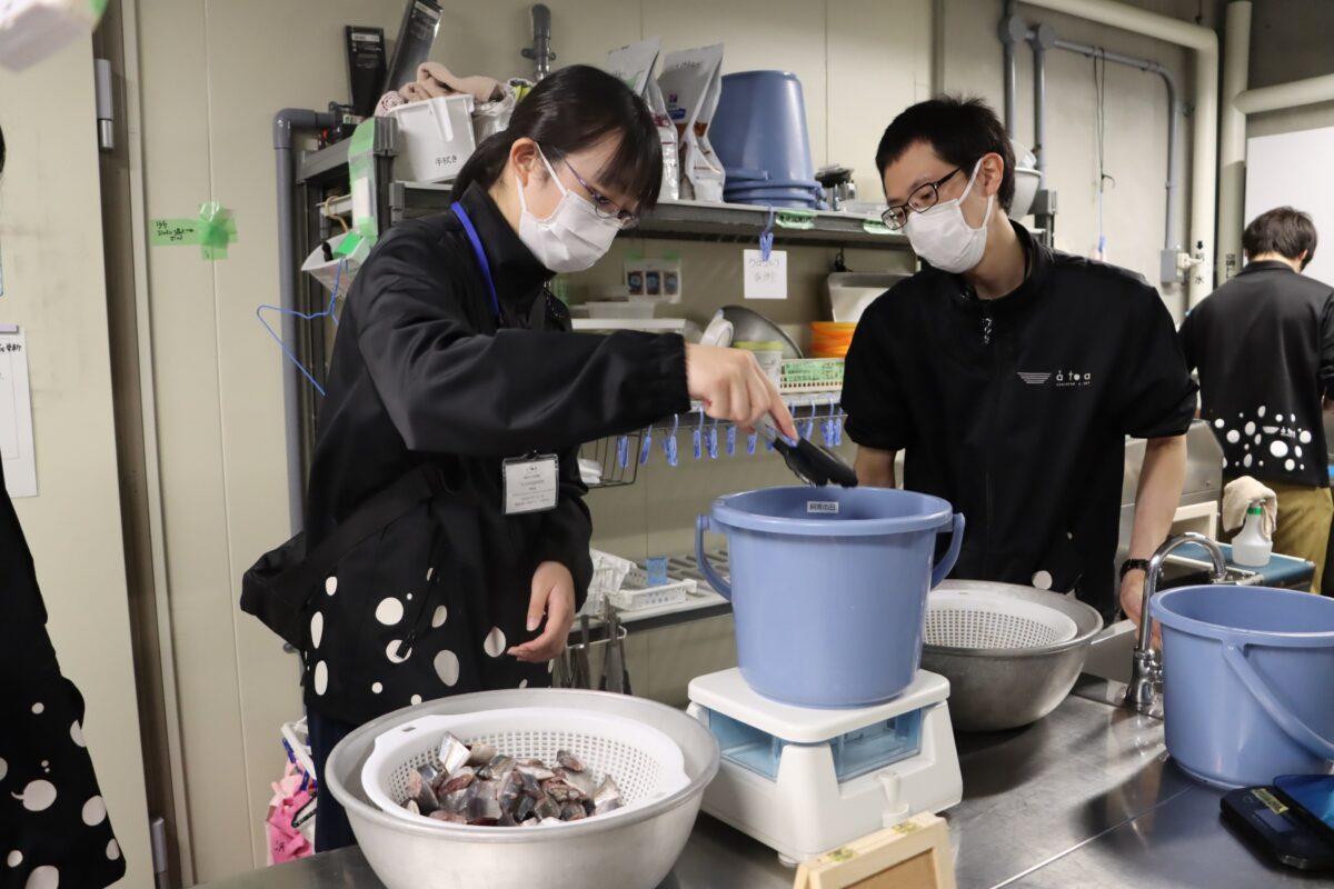 切り分けた魚を計量する餌づくりの作業