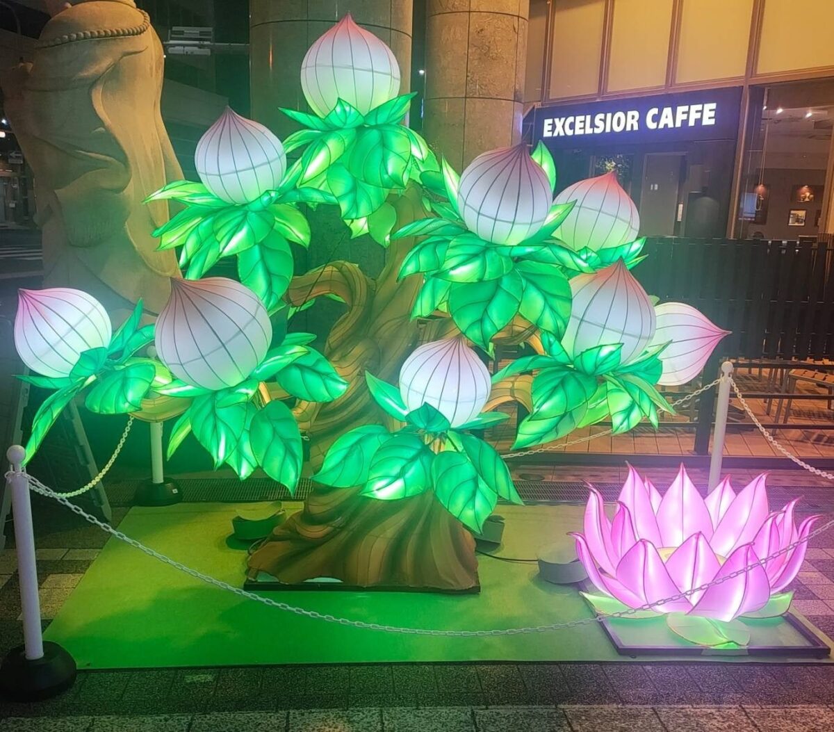 桃の木の巨大ランタンオブジェ