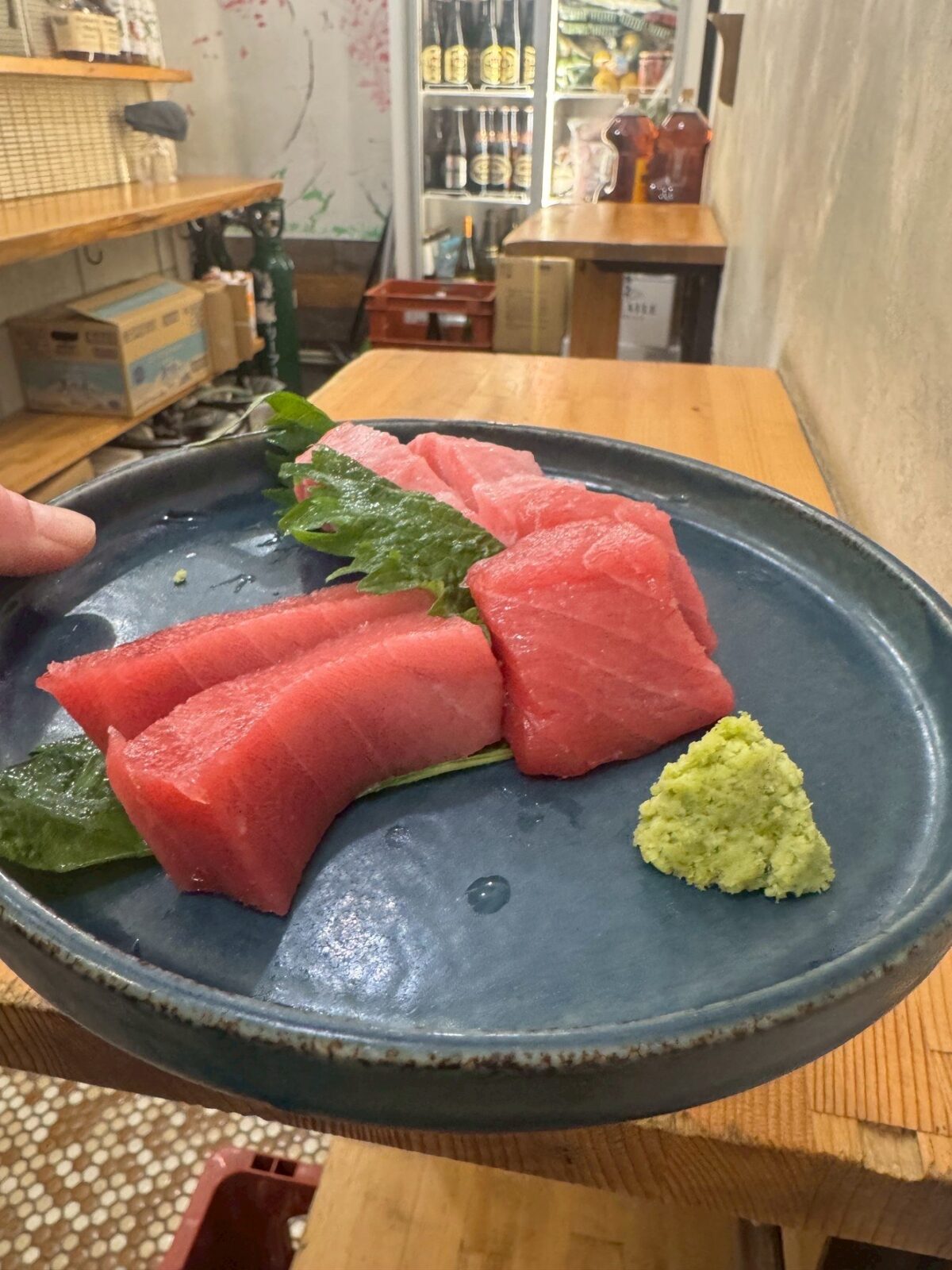 厚切りに切られた生本マグロのお造り