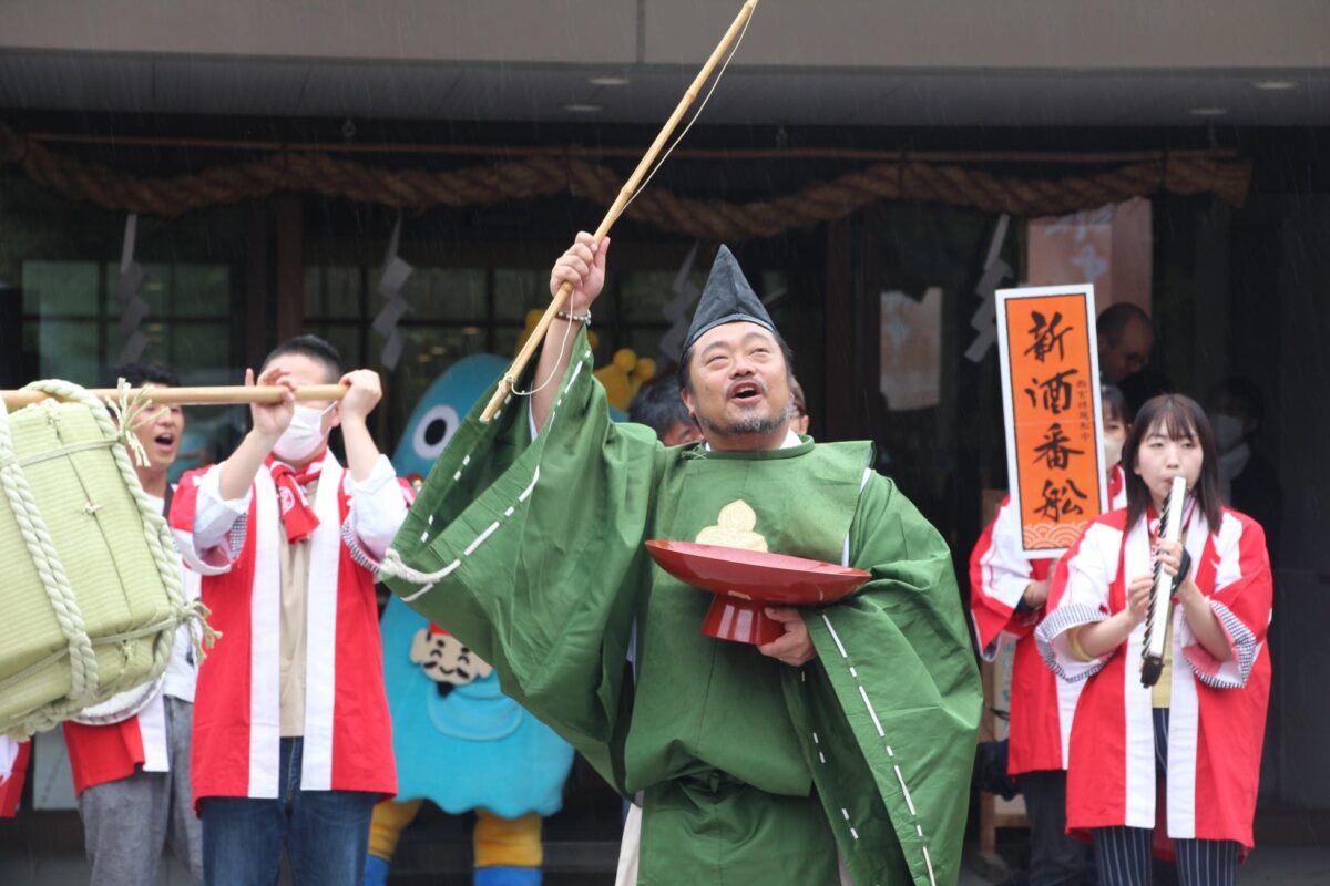 新酒番舩祝い練り歩きで酒樽を担ぐ参加者