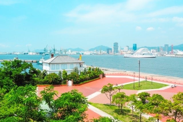 神戸港の海沿いから望む港湾風景