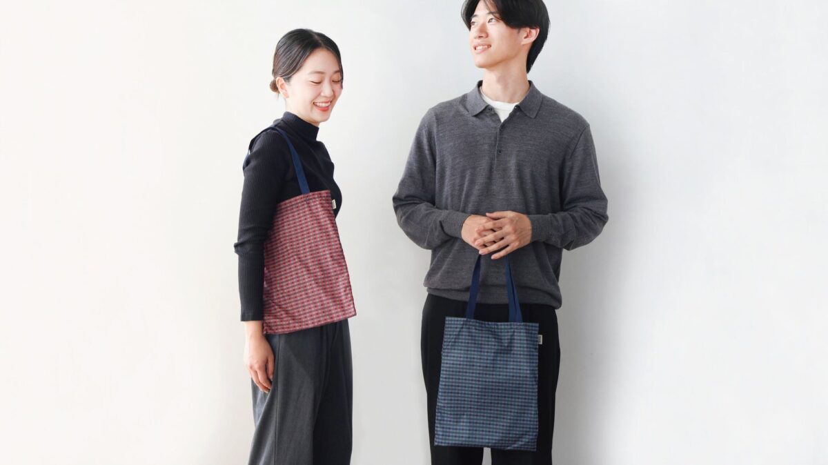 ファミリアチェックのトートバッグを持つ男女