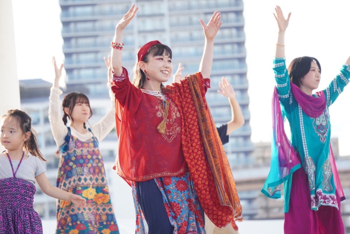 来場者みんなでボリウッドダンスを踊る様子