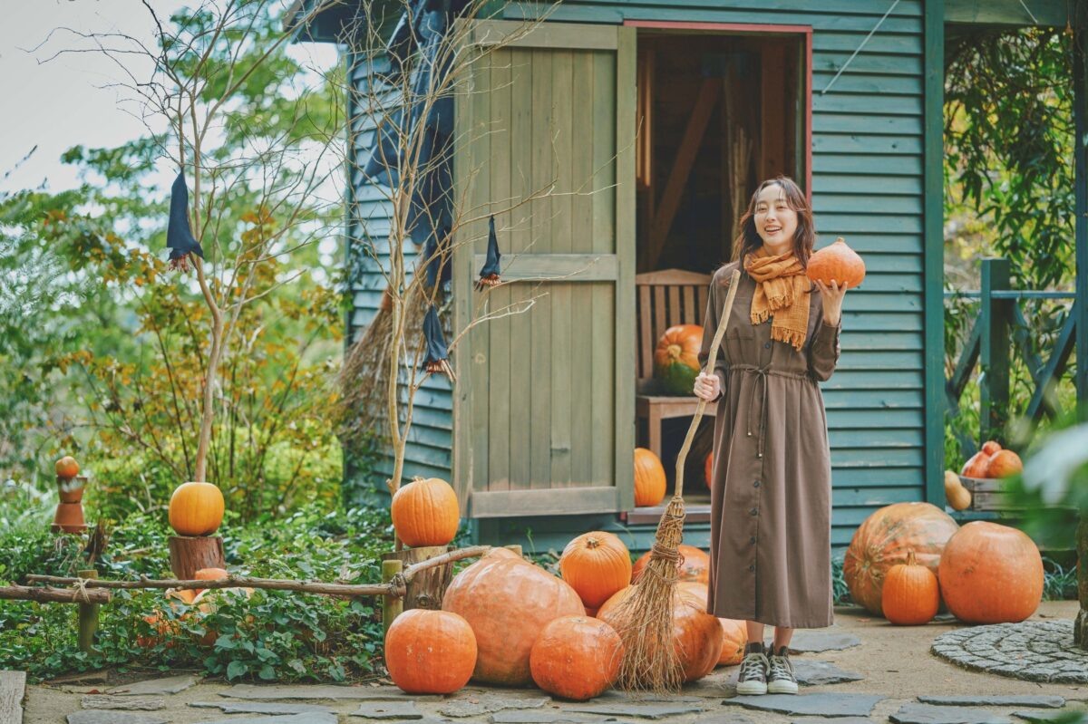 かぼちゃや収穫物で飾られたハロウィンディスプレイ