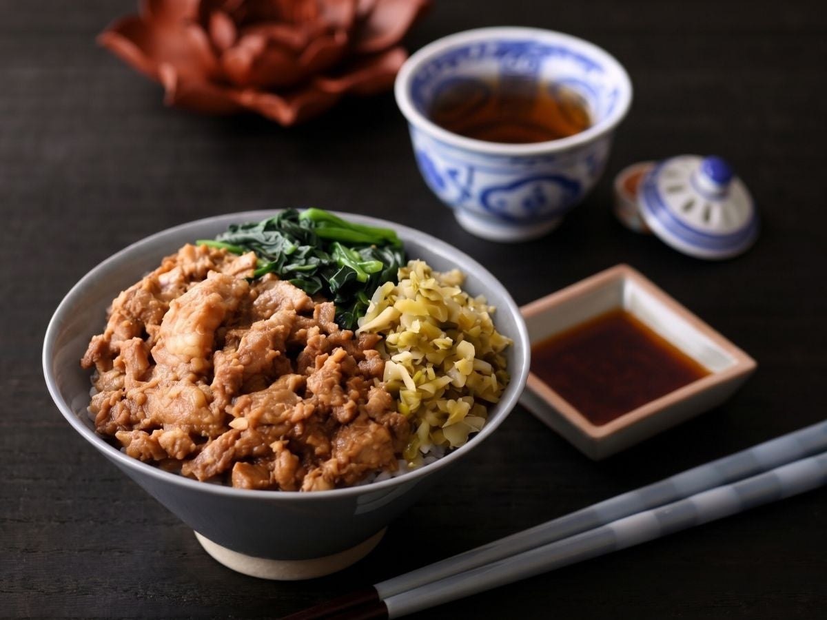 高菜と青菜を添えた魯肉飯