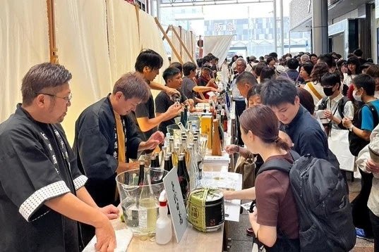灘五郷酒造組合のブースで日本酒を試飲する来場者