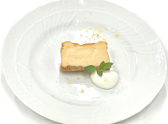 ベイクドチーズケーキレモン風味 シャンティ添え