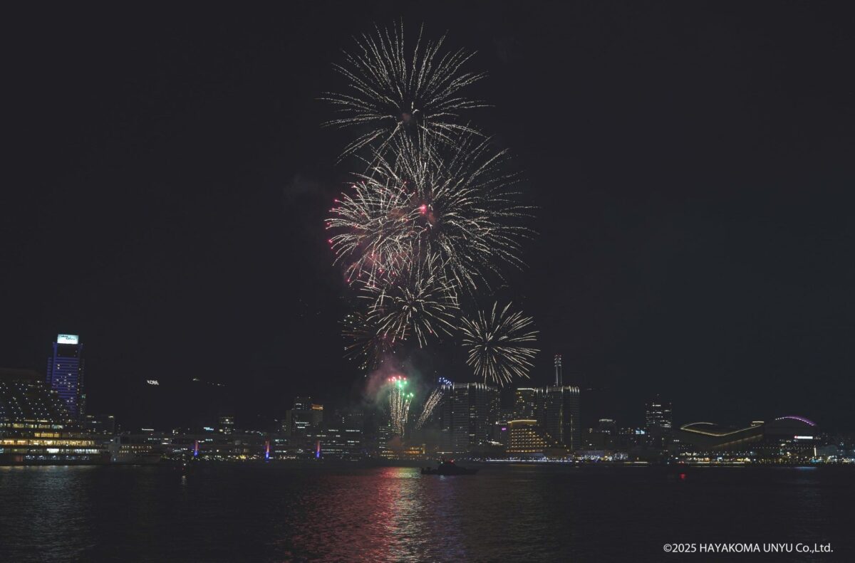 神戸港の夜空に広がるみなとHANABIの花火