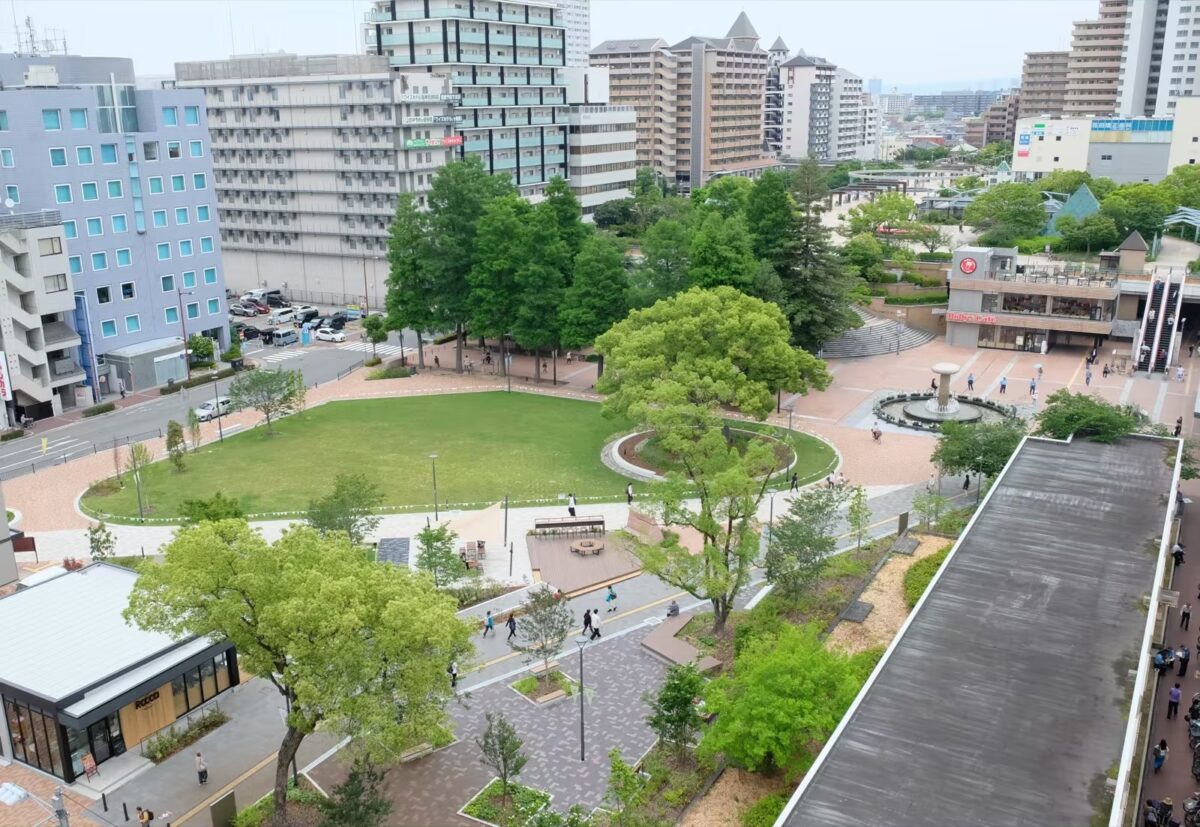 阪神尼崎駅前・中央公園の芝生広場と噴水